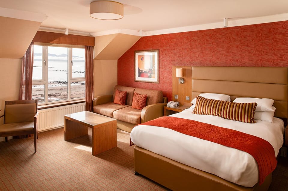 Bed, Photo of the whole room, Seating area, Bedroom