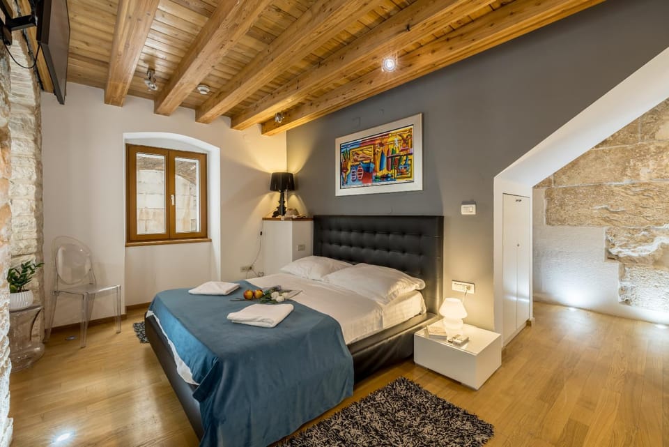 Bed, Photo of the whole room, Bedroom, towels