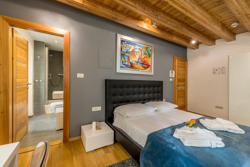 Bed, Bathroom, Bedroom, air conditioner