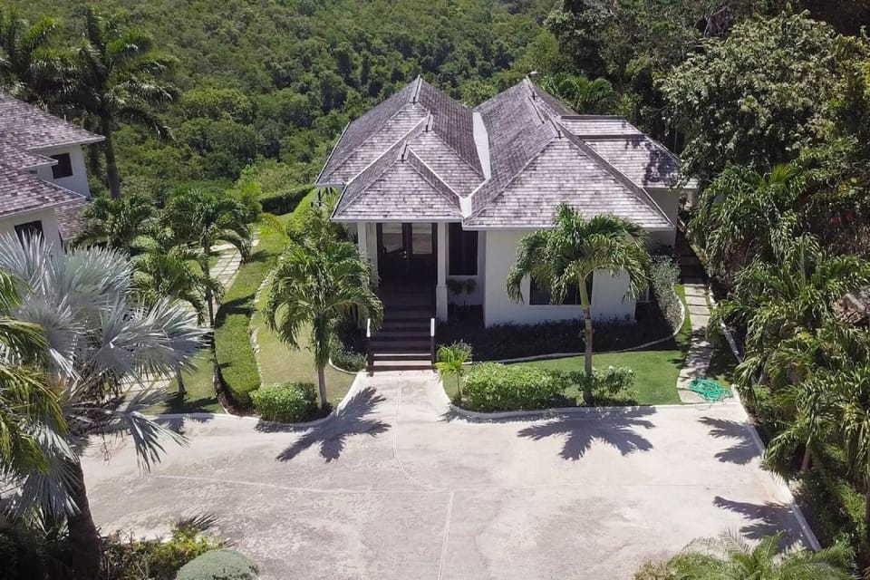 Hospitality Expert SF Private Pool Beach Chef Villa in St. James Parish