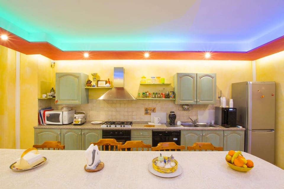 Restaurant/places to eat, Kitchen or kitchenette, Food