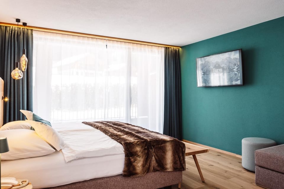 Bed, TV and multimedia, Bedroom