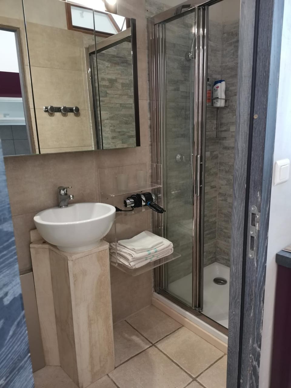 Shower, Toilet, Bathroom, towels