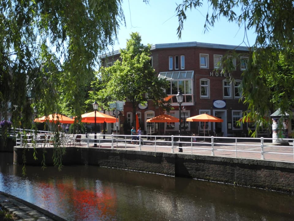 Property building, Restaurant/places to eat, Facade/entrance, Area and facilities