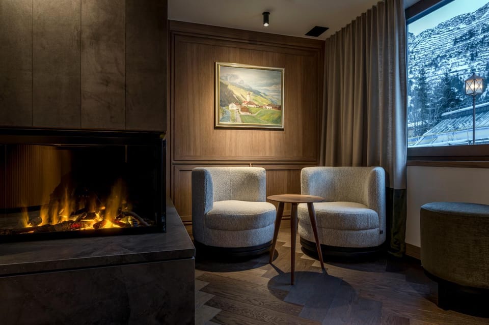 Communal lounge/ TV room, fireplace