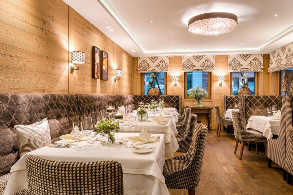 Restaurant/places to eat, Food and drinks, Decorative detail, Seating area, Dining area, Mountain view, Breakfast, Dinner