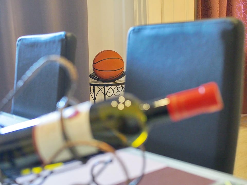 Living room, Seating area, Drinks