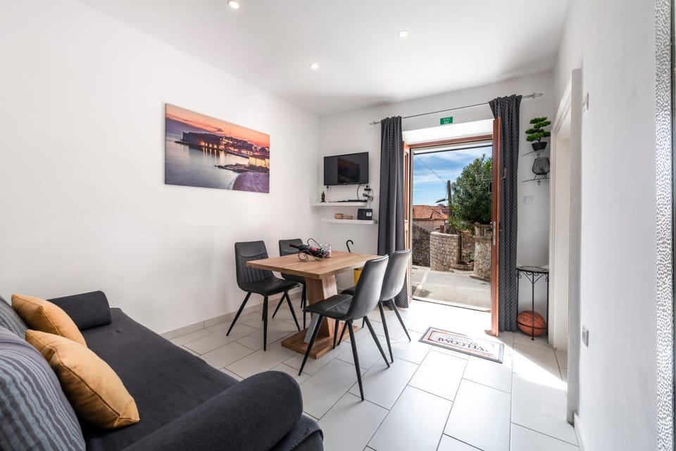 View (from property/room), Living room, Dining area, City view, Landmark view, Quiet street view