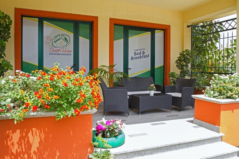 Property building, Patio, Facade/entrance