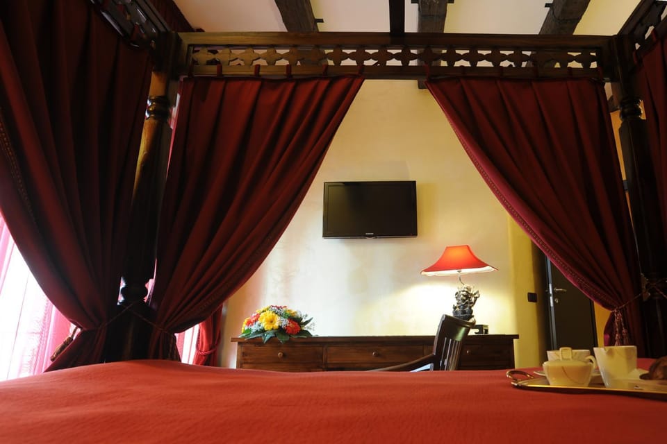 Day, Decorative detail