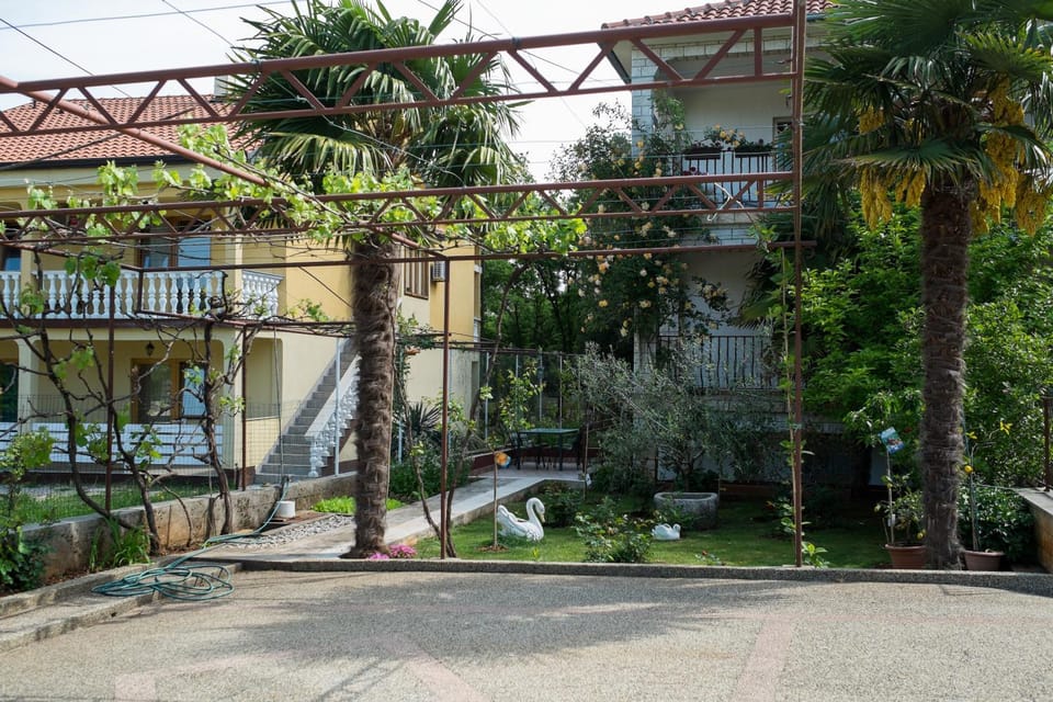 Facade/entrance, Day, Garden, Garden view