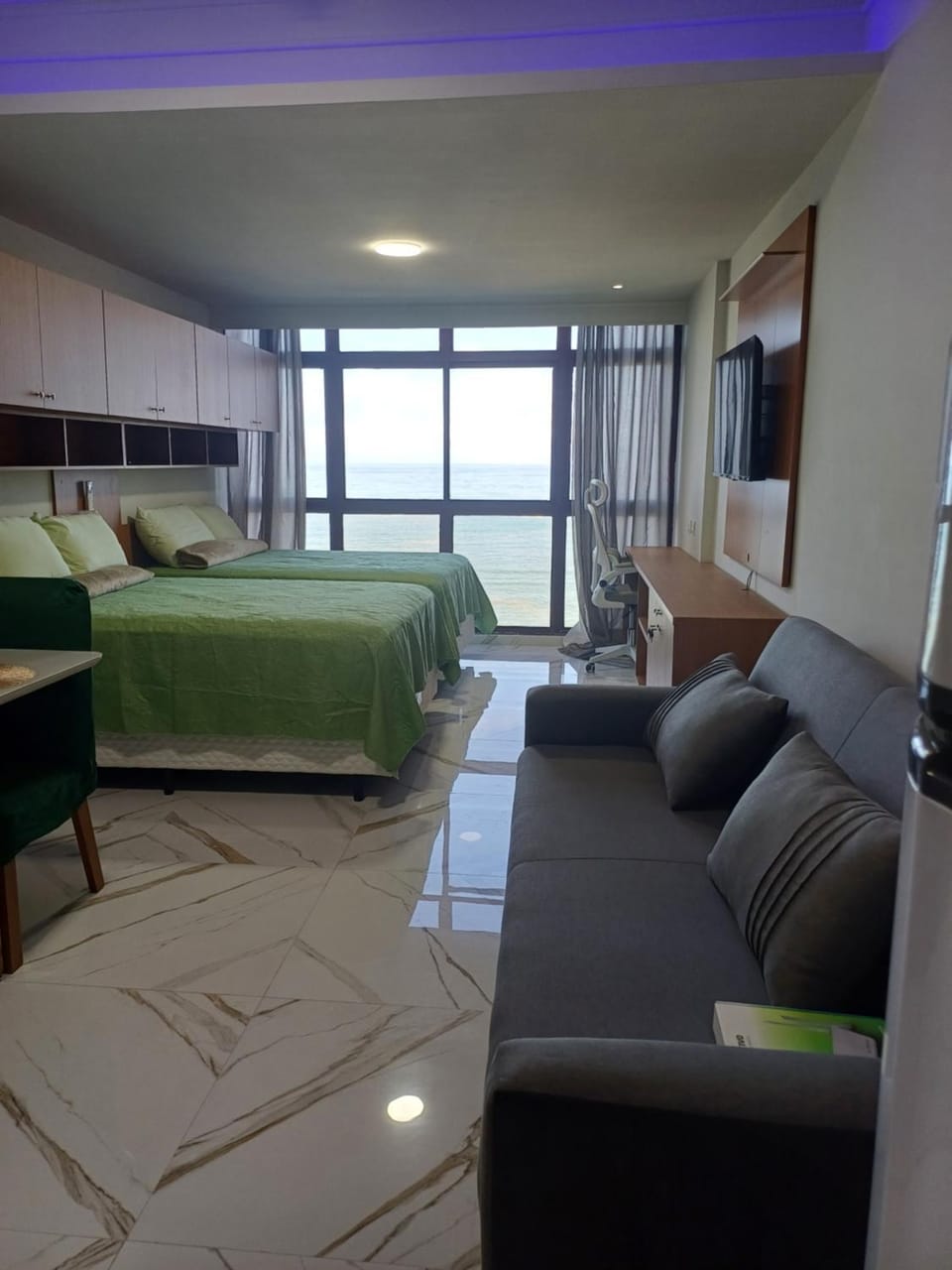 Bed, TV and multimedia, Photo of the whole room, Bedroom