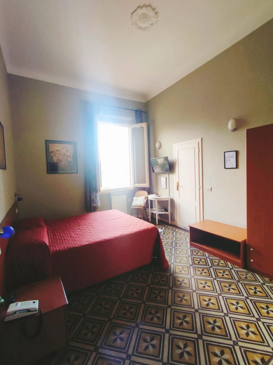 Photo of the whole room, Garden view