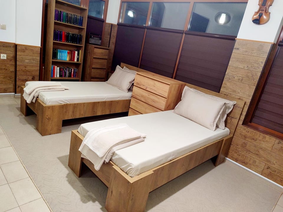 Bed, Library, Living room, Bedroom, towels