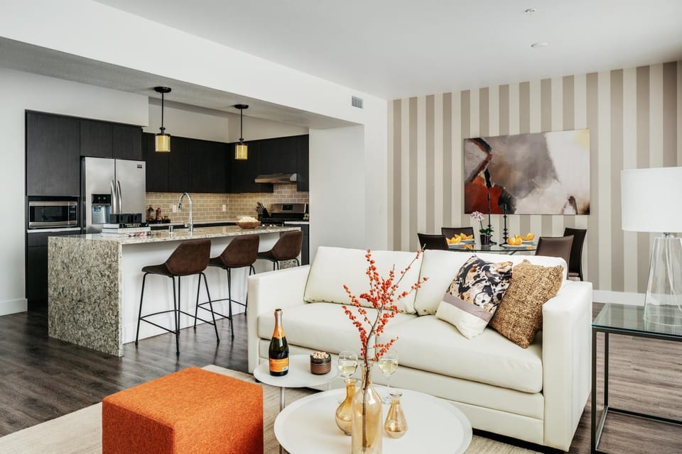 Kitchen or kitchenette, Living room, Seating area, Dining area