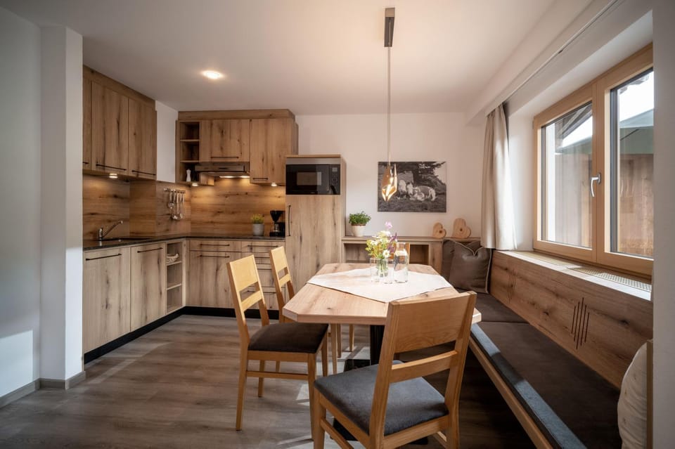 Kitchen or kitchenette, Living room, Seating area, Dining area, stove