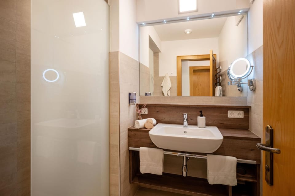 Shower, Bathroom, towels