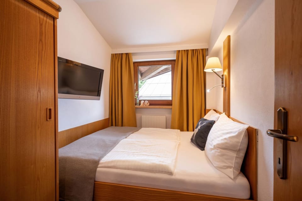 Bed, TV and multimedia, Bedroom, wardrobe