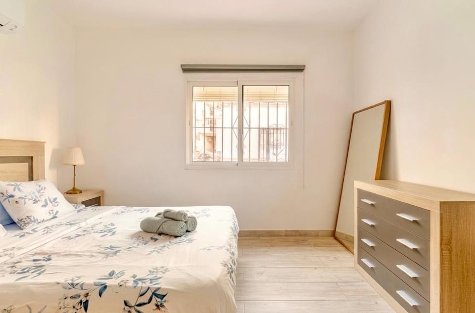 Quiet 3-bedroom house near Town Hall & Centre Chalet in Torremolinos