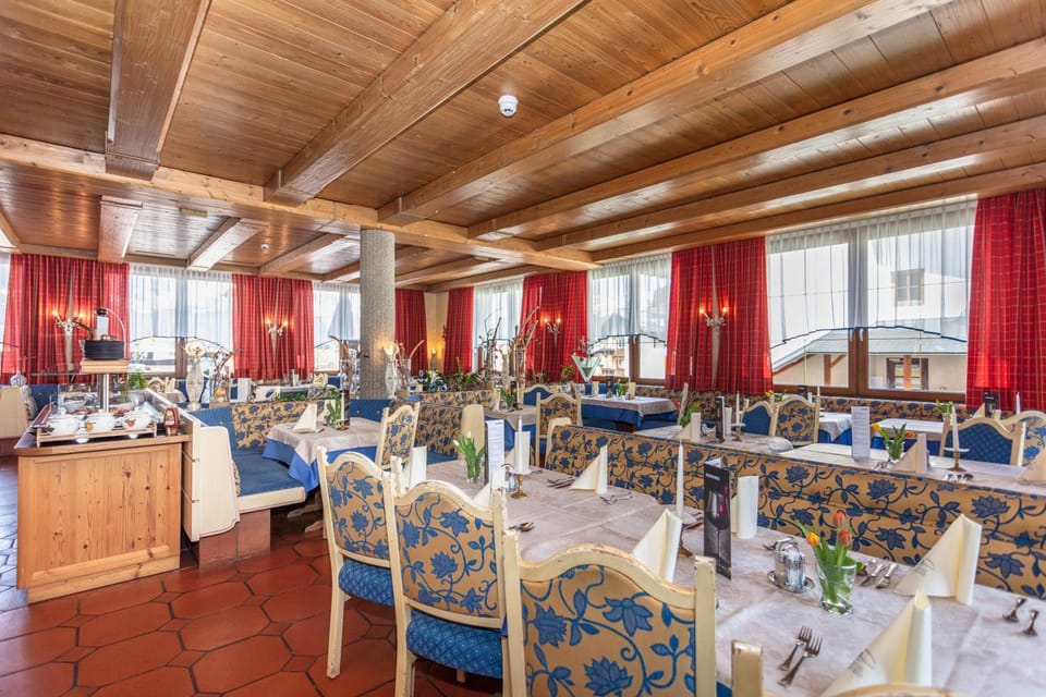 Restaurant/places to eat, Restaurant/places to eat, Food and drinks, Banquet/Function facilities, Seating area, Drinks