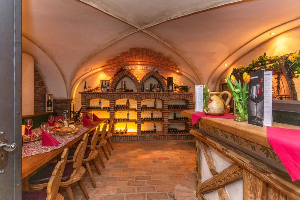 Restaurant/places to eat, Food and drinks, Banquet/Function facilities, Dining area, Food