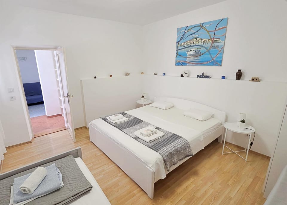 Bed, Photo of the whole room, Seating area, Bedroom, towels