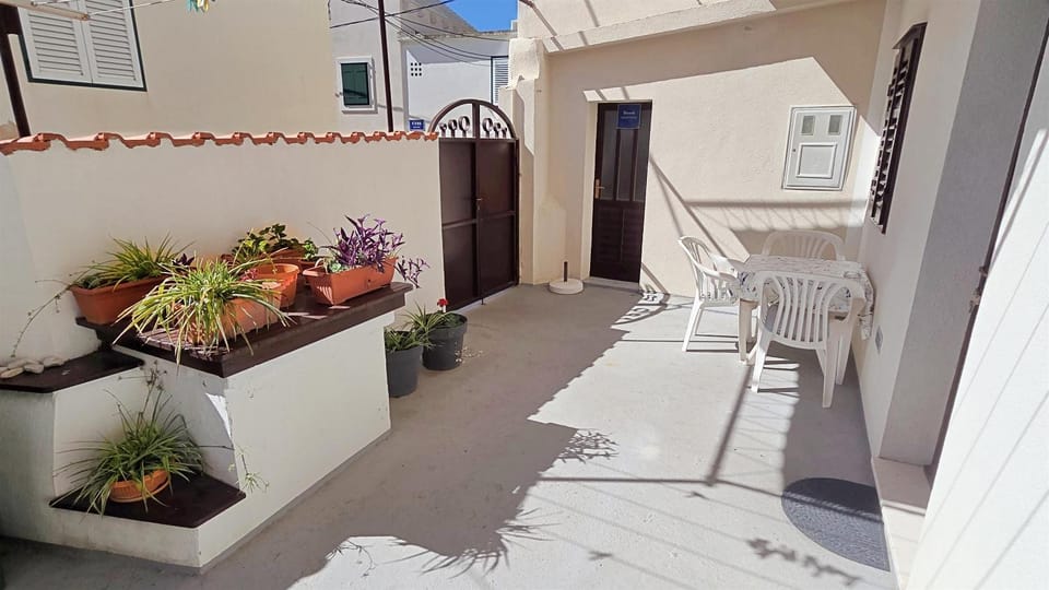 Property building, Day, Garden, Balcony/Terrace, Dining area