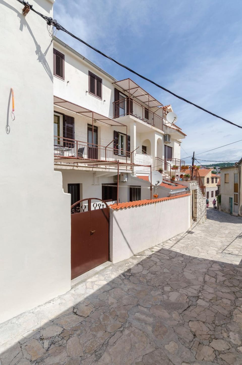 Property building, Facade/entrance, Day, Neighbourhood, Street view