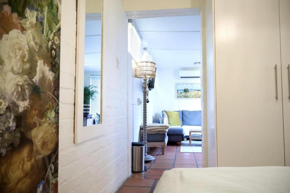 Courtyard Studio lights and wi fi during load shedding Apartment in Stellenbosch