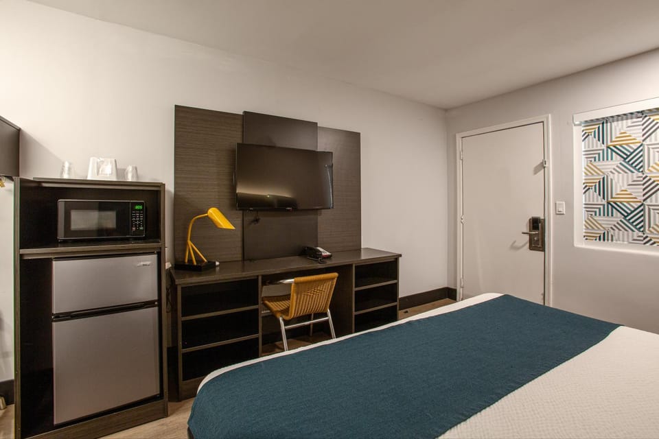 Bed, Photo of the whole room, Bedroom, minibar