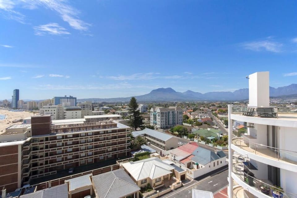 Modern Oceanview Apartment HIbernian Towers Apartment in Cape Town