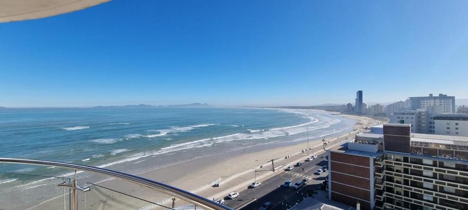 Modern Oceanview Apartment HIbernian Towers Apartment in Cape Town