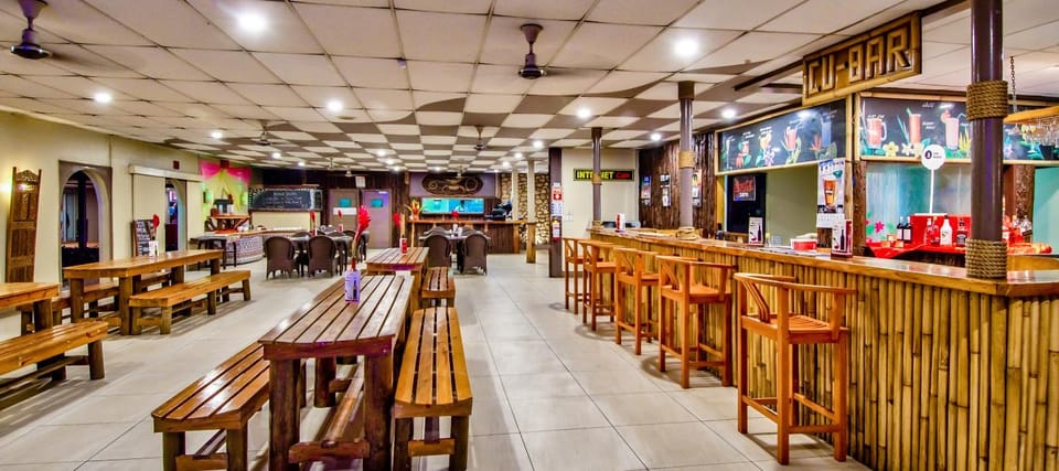 Restaurant/places to eat, Lounge or bar