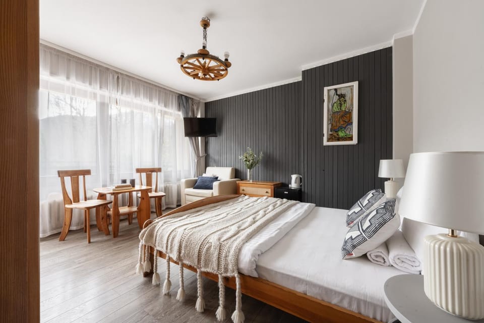 Bed, TV and multimedia, Bedroom