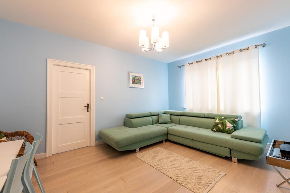 TV and multimedia, Living room, Seating area, Bedroom