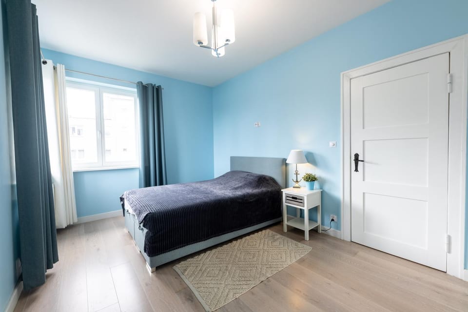 Bed, Seating area, Bedroom