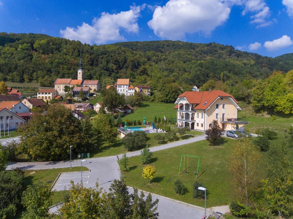 Property building, Nearby landmark, Neighbourhood, Bird's eye view