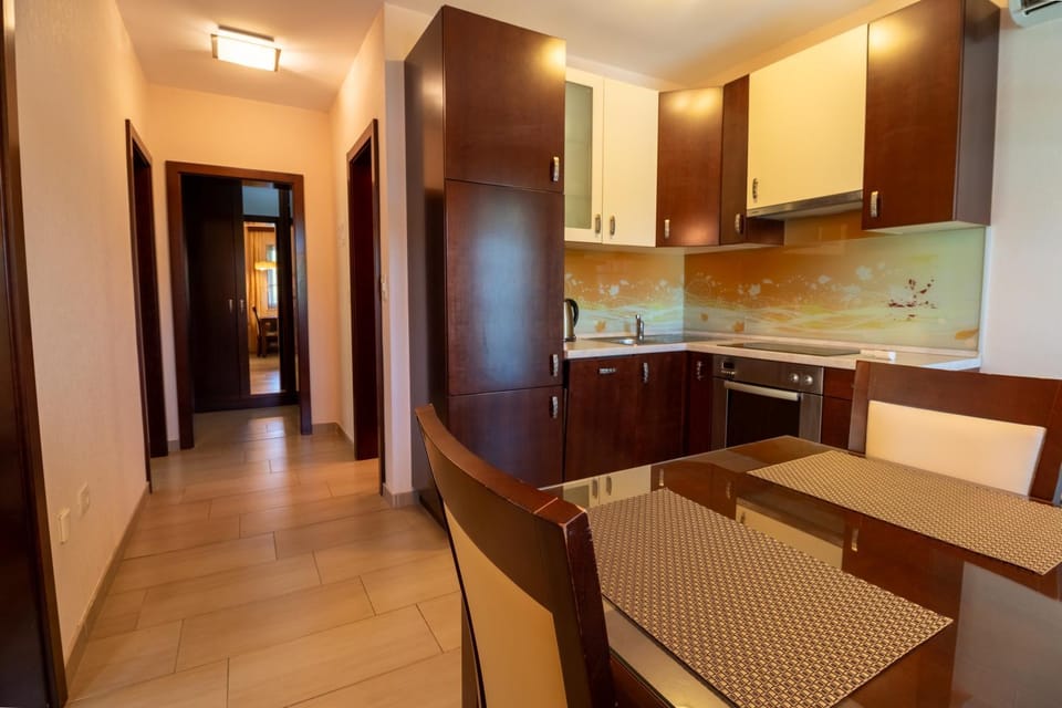 Kitchen or kitchenette, Seating area, Dining area, stove