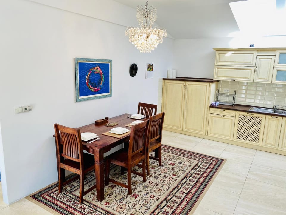 Kitchen or kitchenette, Dining area