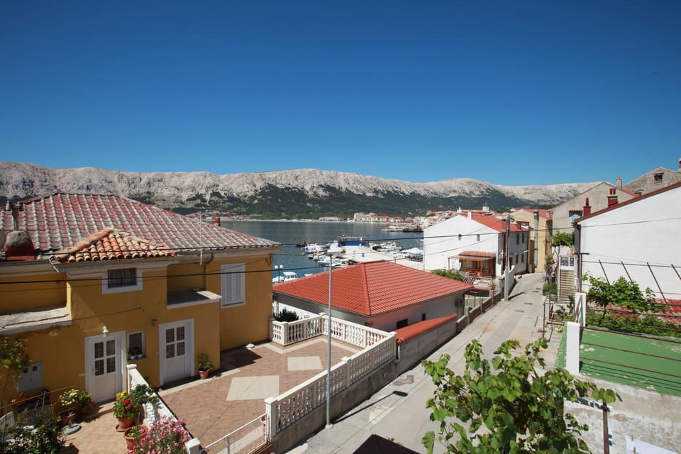 Sea view, Street view