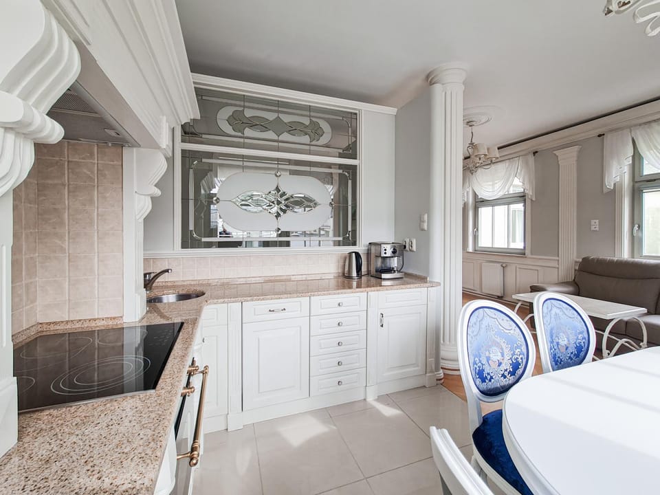 Coffee/tea facilities, Kitchen or kitchenette, Decorative detail, dishwasher, hair dresser, microwave, stove