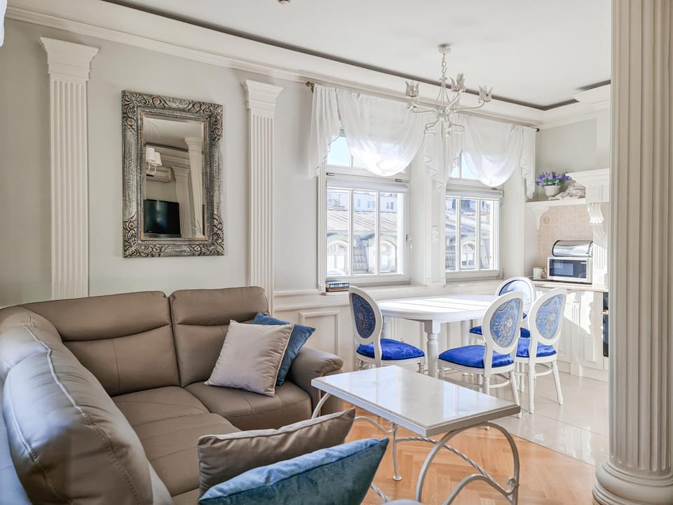 Bed, Kitchen or kitchenette, Living room, Seating area