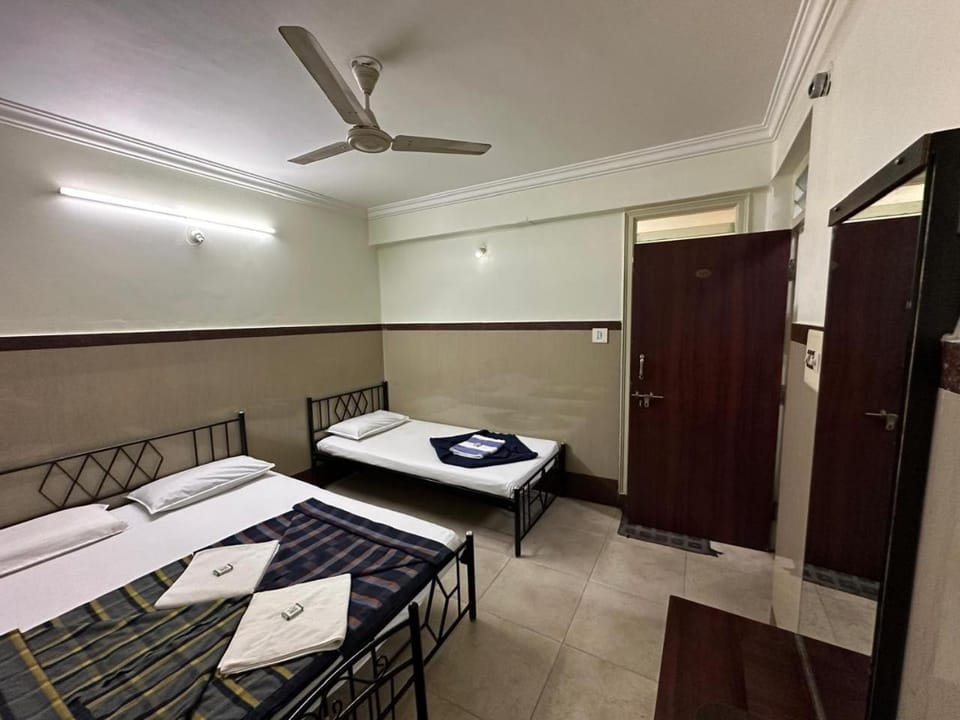 Bed, Photo of the whole room, Dining area, Bedroom, fireplace, towels, wardrobe, air conditioner