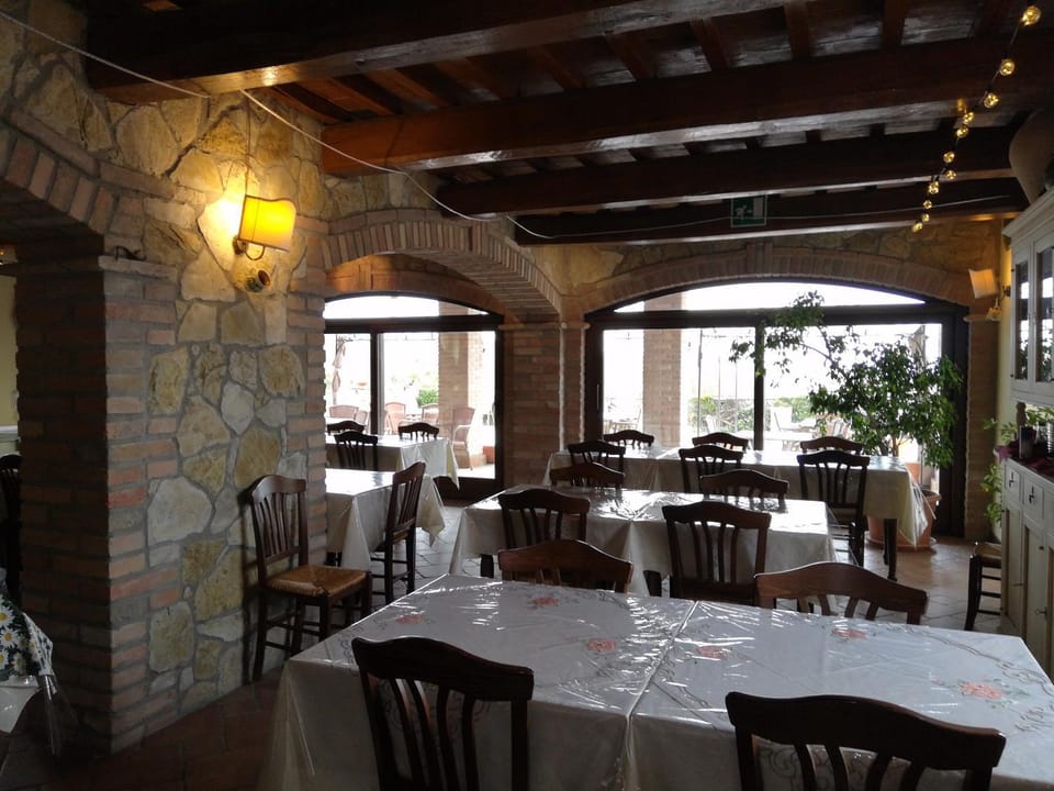 Restaurant/places to eat, Lounge or bar