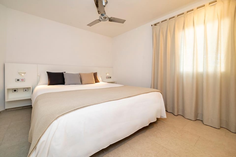 Bed, Photo of the whole room, Bedroom, fireplace