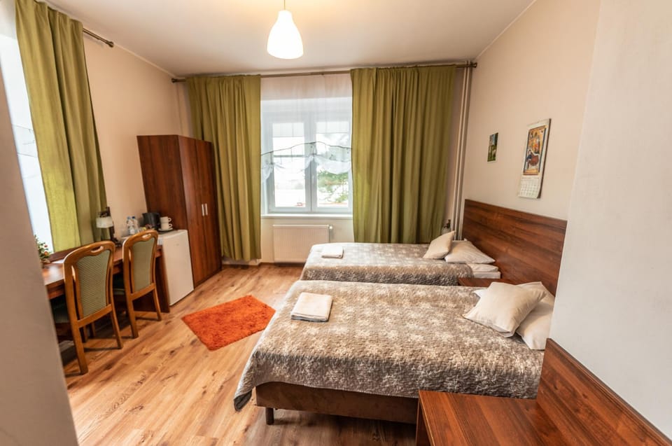 Bed, TV and multimedia, Living room, Photo of the whole room, Seating area, Bedroom, towels