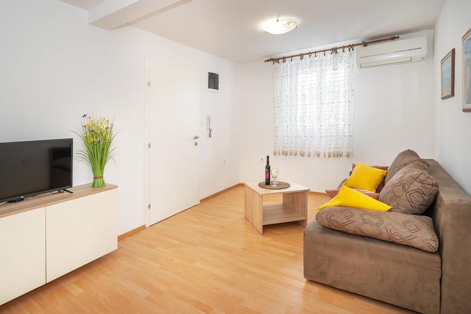 Apartment Robert with Terrace Apartment in Lika-Senj County