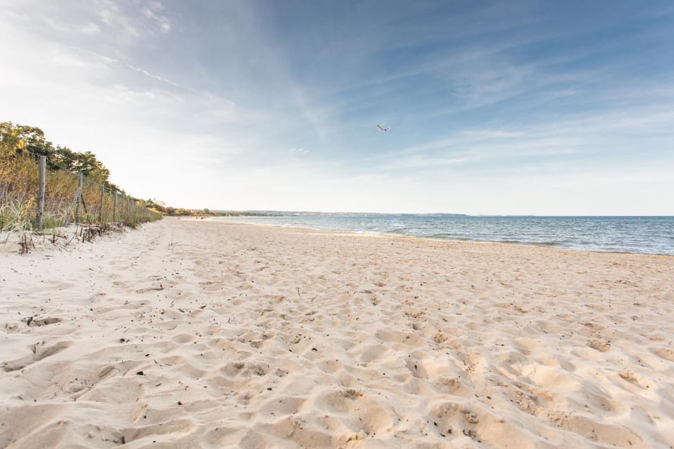 Nearby landmark, Restaurant/places to eat, Neighbourhood, Natural landscape, Beach, Hiking, Cycling, Supermarket/grocery shop, Family