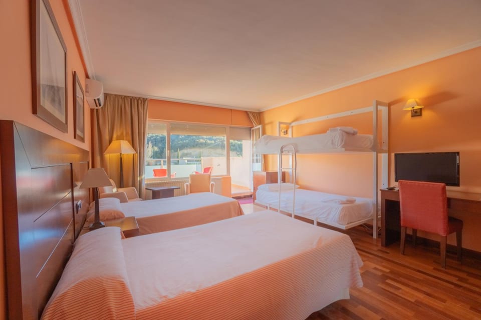 Communal lounge/ TV room, Bed, TV and multimedia, Photo of the whole room, Evening entertainment, Bedroom