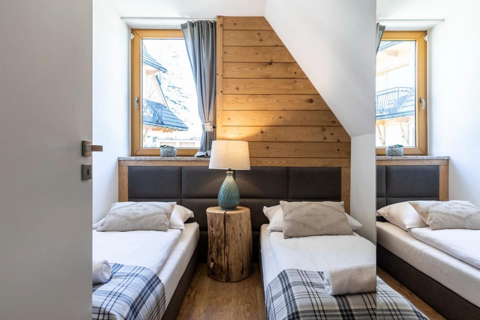 Bed, Photo of the whole room, Seating area, Bedroom